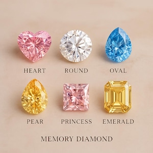 Può includere: Un assortimento di Memory Diamonds in varie forme e colori, tra cui rosa a forma di cuore, bianco rotondo, blu ovale, giallo a forma di pera, rosa taglio principessa e giallo taglio smeraldo. Le parole "HEART", "ROUND", "OVAL", "PEAR", "PRINCESS" e "EMERALD" sono scritte sotto.