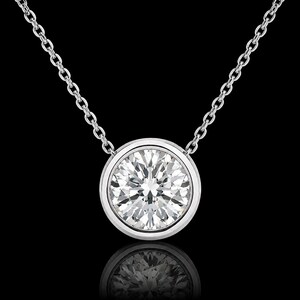 Colgante solitario conmemorativo de diamante de 1,50 quilates con engaste biselado en oro blanco de 14 quilates Black Jack