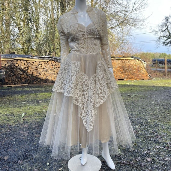 アンティーク雑貨 Vintage Tulle Dress deadstock. Vintage 1950's Champagne Tulle Wedding Dress Shelf Bust Lace