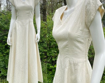 Elegante abito da sposa vintage trapuntato color crema degli anni '40, piccolo