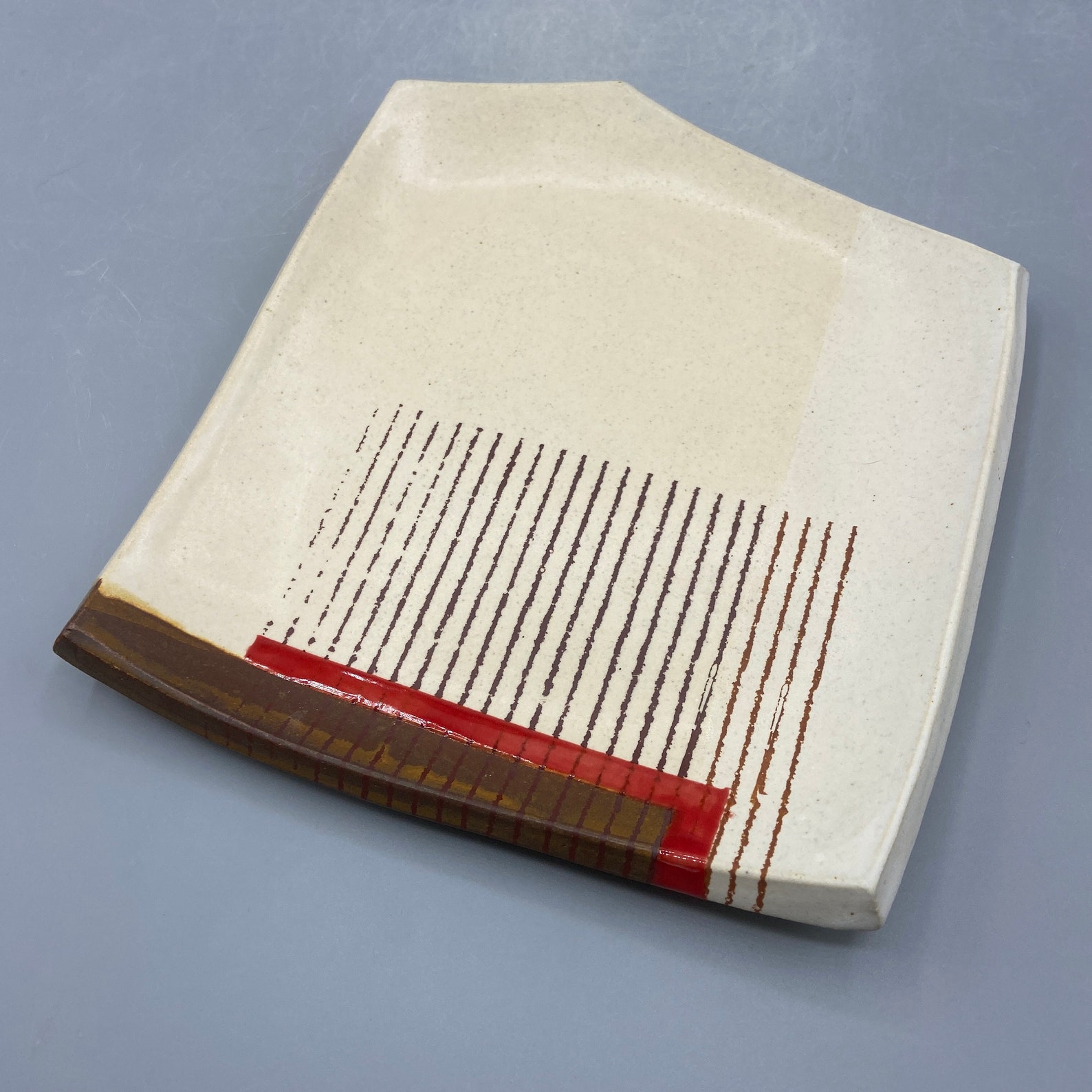 Weiß auf weißer Hausplatte mit braunem und rotem Akzent | Etsy