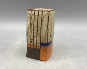 Vaso con boccioli in argilla nera con strisce arancioni e blu