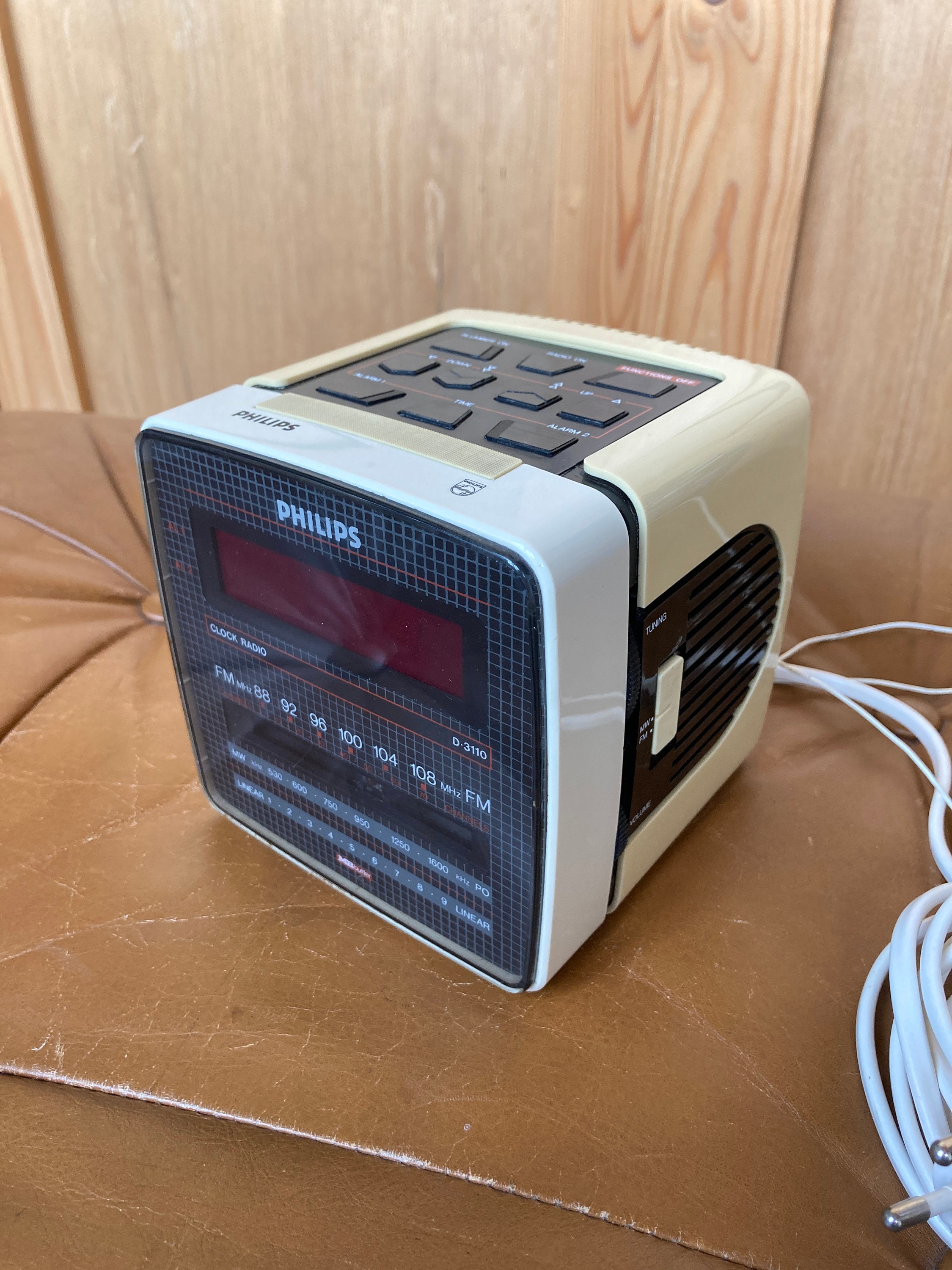 Radiosveglia Philips Radiosveglia digitale D3110 con sveglia Design retrò  anni '80 -  Italia