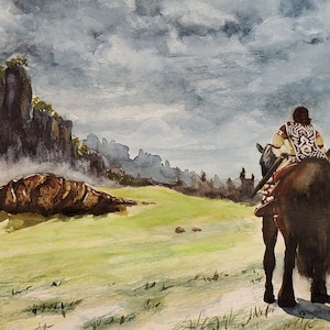 Può includere: Un dipinto ad acquerello di un cavaliere solitario a cavallo, che viaggia attraverso un paesaggio con scogliere rocciose e una città lontana. Il cielo è nuvoloso e il terreno è verde.