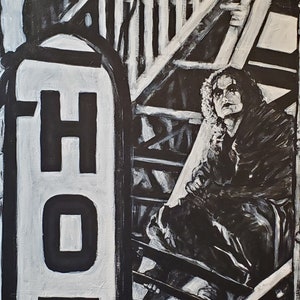 Könnte beinhalten: Schwarzweißes Gemälde einer Person, die auf einer Treppe sitzt, mit einem Schild, auf dem "HOT" steht.