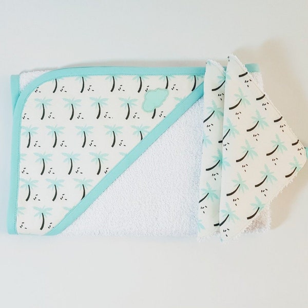 Cape de bain bébé imprimé palmier aqua et écru ,éponge et tissu en coton et ces 2 lingettes lavables assorties, 0/6 mois,