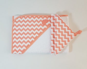 Baby bath Cape girl light coral and white Terry cotton and these 2 wipes matching 0/6 months.
