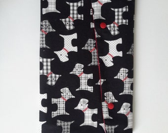 Pochette/ sac multifonctions en coton noir et rouge imprimé chien terrier anglais, fait en France, fait main