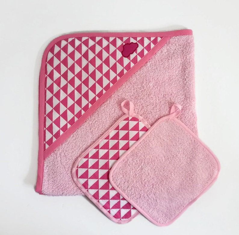 Cape de bain bébé et ces 2 lingettes lavables, en éponge coton rose et imprimé triangles, thème rétro pop , 0/6 mois, fait-main en France image 2