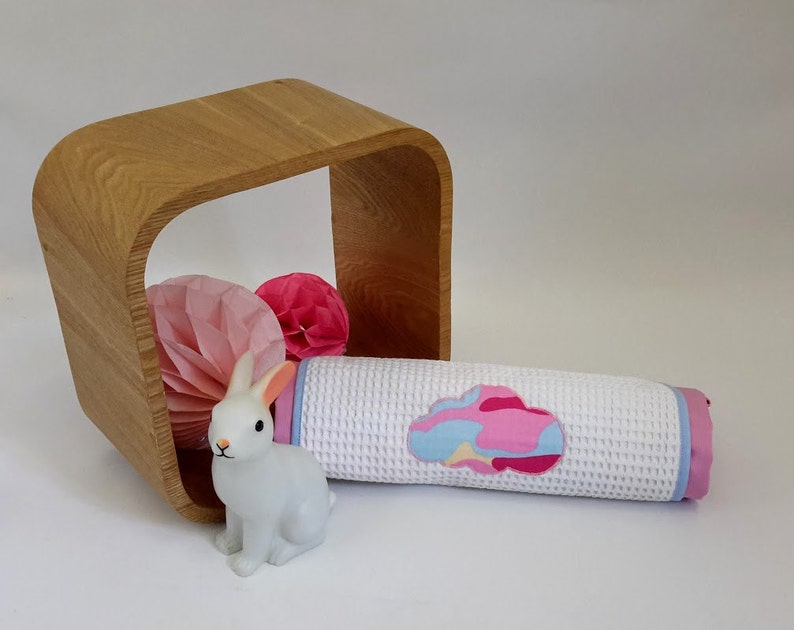 Housse matelas à langer rose imprimé camouflage rose et bleu pour bébé fille, coton et nid d'abeille, fait main en France image 1