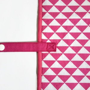 Matelas à langer nomade, tapis à langer pour bébé en éponge blanche et imprimé triangles rose, fait main en France image 5