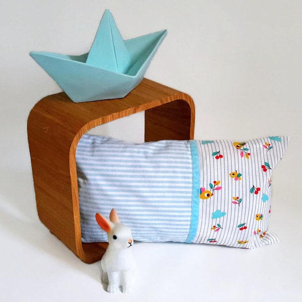 Coussin rectangulaire déhoussable pour chambre de bébé ,tissu coton rayé bleu ciel et blanc et imprimé, thème "estival", fait main en France