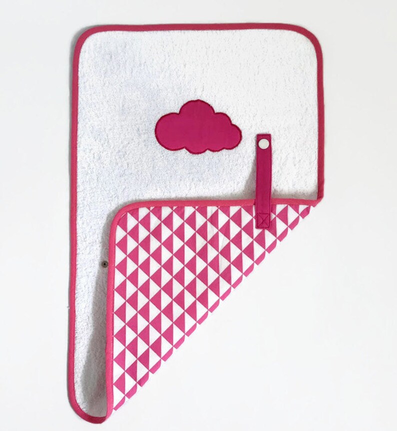 Matelas à langer nomade, tapis à langer pour bébé en éponge blanche et imprimé triangles rose, fait main en France image 2