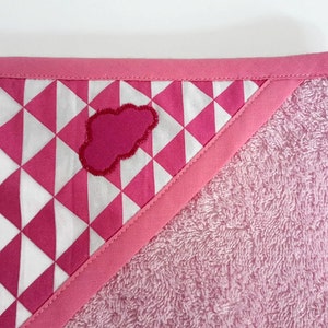 Cape de bain bébé et ces 2 lingettes lavables, en éponge coton rose et imprimé triangles, thème rétro pop , 0/6 mois, fait-main en France image 4