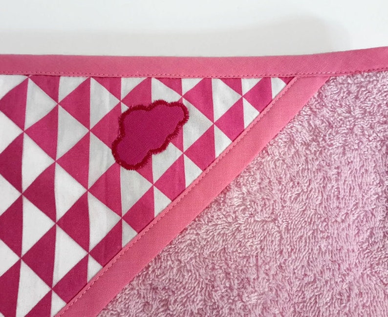 Cape de bain bébé et ces 2 lingettes lavables, en éponge coton rose et imprimé triangles, thème rétro pop , 0/6 mois, fait-main en France image 4