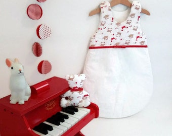 Gigoteuse, turbulette hiver, bébé mixte en coton blanche et imprimé rouge, 0/6 mois, et son doudou ours assorti, fait main en France