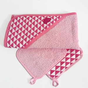 Cape de bain bébé et ces 2 lingettes lavables, en éponge coton rose et imprimé triangles, thème rétro pop , 0/6 mois, fait-main en France image 1