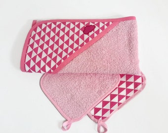Cape de bain bébé et ces 2 lingettes lavables, en éponge coton rose et imprimé triangles, thème "rétro pop" , 0/6 mois, fait-main en France