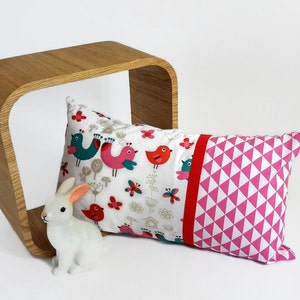 Coussin rectangulaire déhoussable pour chambre de bébé , imprimé de couleur rose et blanc en coton, thème Rétro pop, fait main en France image 2