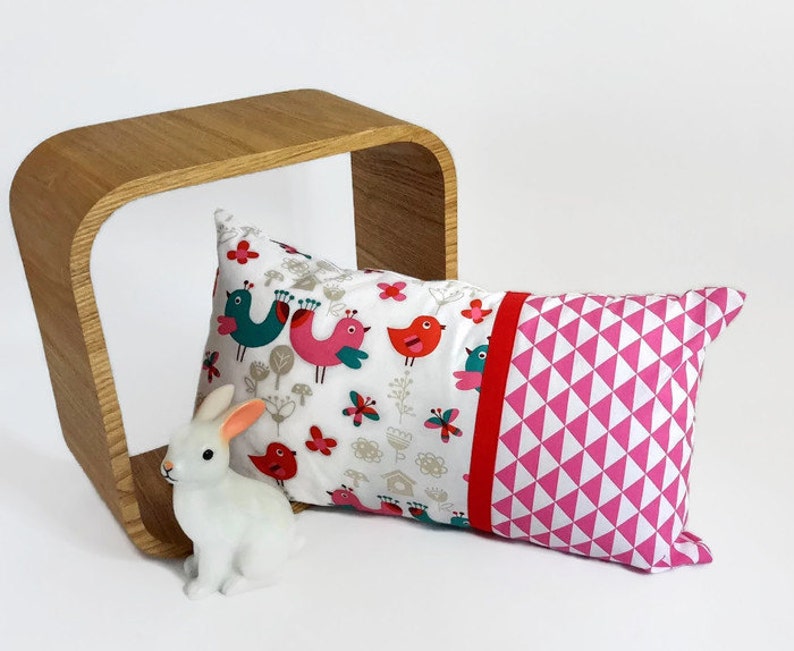 Coussin rectangulaire déhoussable pour chambre de bébé , imprimé de couleur rose et blanc en coton, thème Rétro pop, fait main en France image 2
