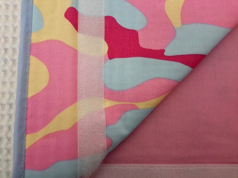 Housse matelas à langer rose imprimé camouflage rose et bleu pour bébé fille, coton et nid d'abeille, fait main en France image 5