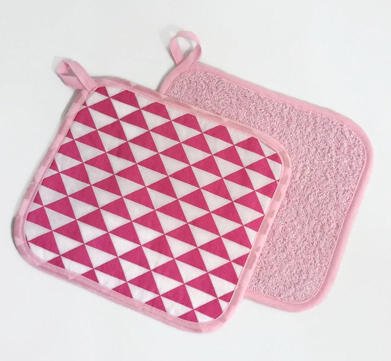 Cape de bain bébé et ces 2 lingettes lavables, en éponge coton rose et imprimé triangles, thème rétro pop , 0/6 mois, fait-main en France image 5