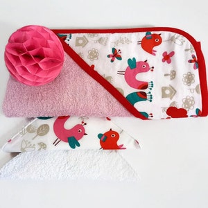 Cape de bain bébé et ces 2 lingettes lavables assorties, en éponge coton rose et imprimé, thème rétro pop , 0/6 mois, fait-main en France image 1