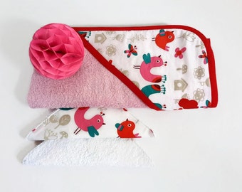 Cape de bain bébé et ces 2 lingettes lavables assorties, en éponge coton rose et imprimé, thème "rétro pop" , 0/6 mois, fait-main en France