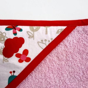 Cape de bain bébé et ces 2 lingettes lavables assorties, en éponge coton rose et imprimé, thème rétro pop , 0/6 mois, fait-main en France image 4