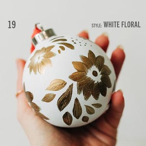 Ornamento pintado à mão - Ornamento floral acrílico - Ornamento de cerâmica para o feriado de 2024 - Lâmpada de Natal - Ornamento de herança - Presente para a mãe