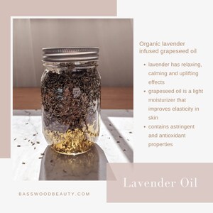 Puede incluir: Un frasco de vidrio transparente lleno de aceite de lavanda y semilla de uva. El frasco tiene una tapa plateada y est&aacute; sobre una superficie blanca. El texto "Organic lavender infused grapeseed oil" y "Lavender Oil" son visibles.