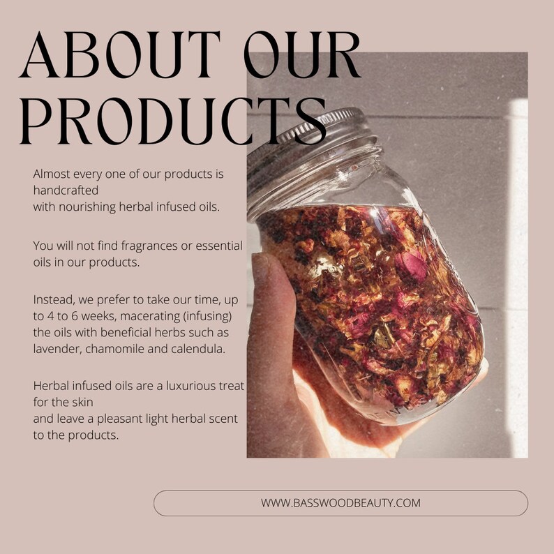 Puede incluir: Un frasco de vidrio transparente lleno de aceites infusionados con hierbas, con hierbas y flores visibles. El texto "ABOUT OUR PRODUCTS" est&aacute; en la parte superior, con texto adicional que describe los ingredientes y el proceso del producto. El sitio web es www.basswoodbeauty.com.