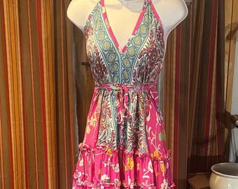 Vestido bohemio con cuello halter y volantes, vestido rosa de rayón para festivales.