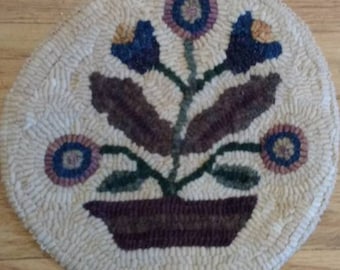 Beginner primitive rug hooking kit, hooked, little flower pot, linen, wool