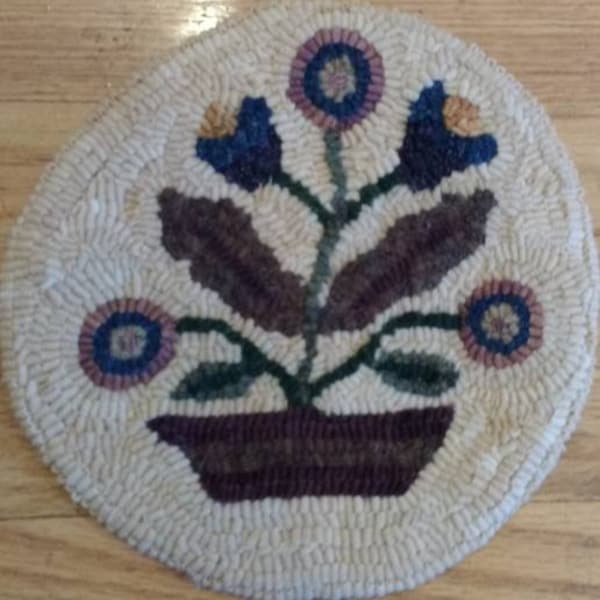 Beginner primitive rug hooking kit, hooked, little flower pot, linen, wool