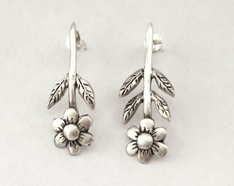 Hanging Daisy Stud Earrings