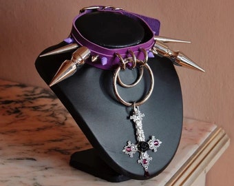 Satanisk choker och lila punk choker - Stora spikar choker med inverterat kors