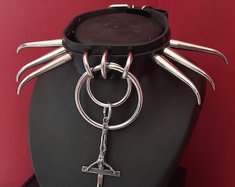 Jättespikchoker - Inverterat korschoker - Satanisk choker - Gothchoker - Gotisk choker - Darkwave - EBM - Punkchoker - Metal Fashion