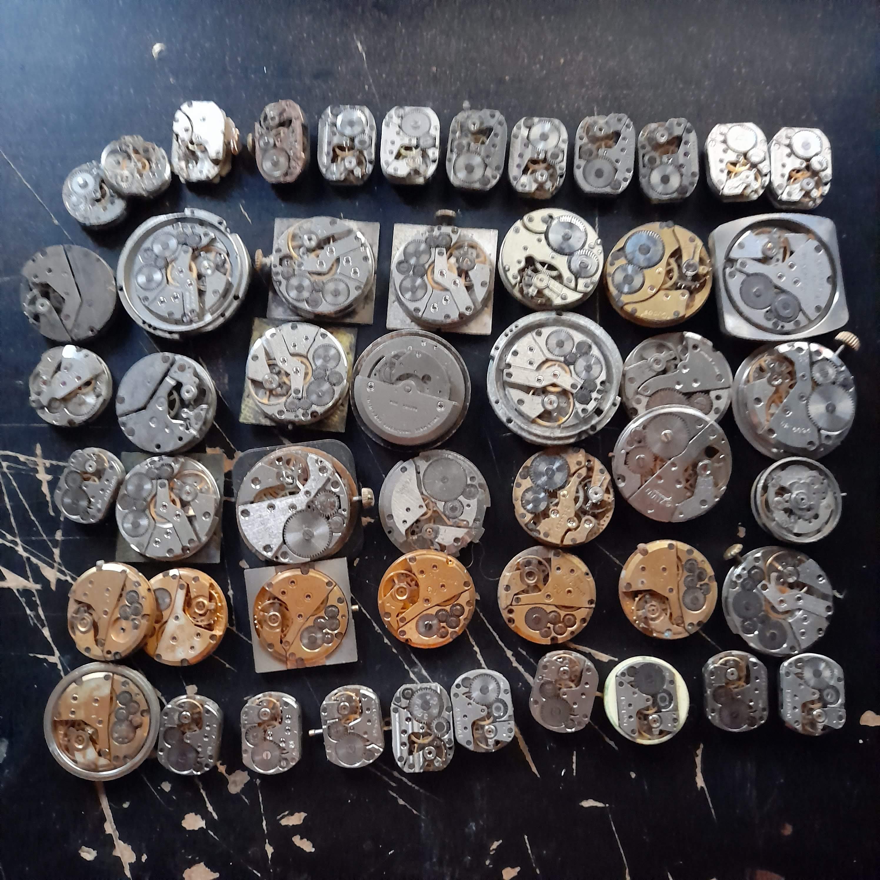 Lot De Montres Bracelets Vintage Et Pièces D'horlogerie - Pour Collection Ou Pièces Détachées - Occasion