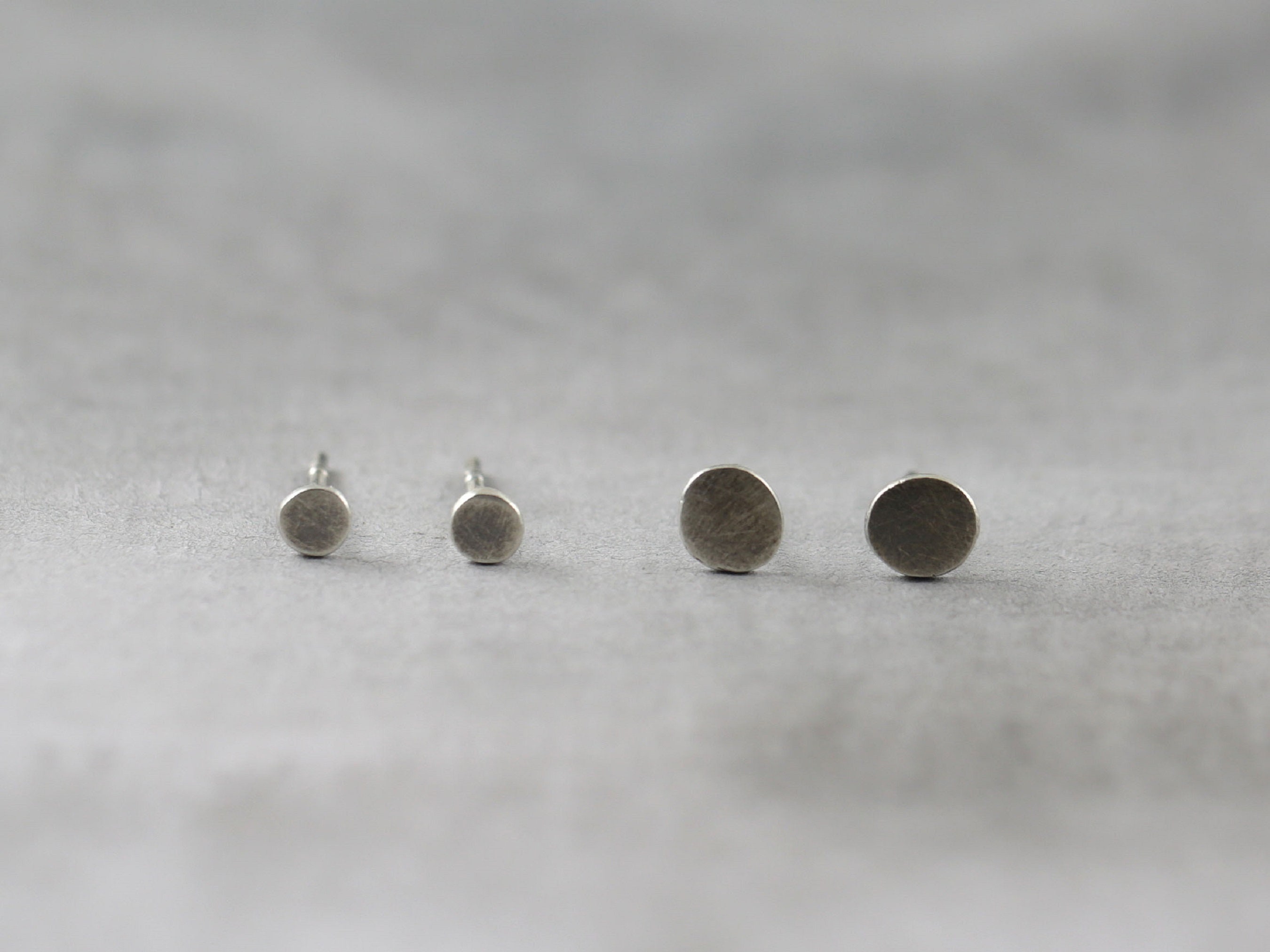 Piccoli orecchini a disco rotondo in argento sterling / Design a pois in maglia lavorata a mano - Nero ossidato - Italia