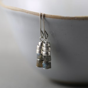 Labradorite earrings with oxidized sterling silver – minimalist and rustic design, handmade with natural stones and artisanal touch.