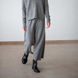 wollen broeken, merino wollen broeken, wijde broeken, mid/high waist baggy broeken, duurzame kleding, duurzame outfits, oversized broeken