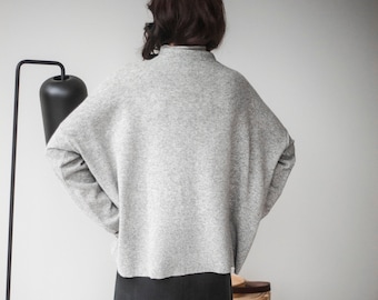 Übergroßer Merinopullover, minimalistischer Pullover, lockerer Pullover, Damenpullover, minimalistischer Pullover, weiblicher Pullover mit Wasserfallausschnitt, leichter Kaschmir