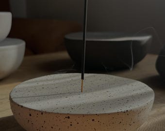 Funktionaler Räuchergefäßhalter mit Polka-Dots