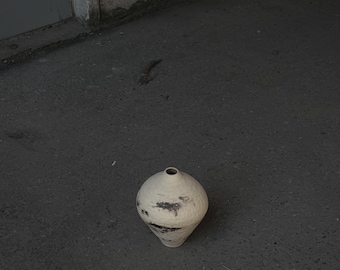 Handgefertigte, skulpturale Keramikvase, Gefäß aus organischem Steinzeug, Wabi-Sabi-Stil, ausdrucksstarke Wohndekoration