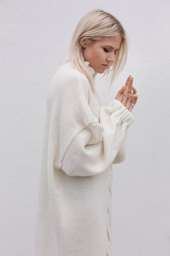 Kabel gebreide jurk. Minimalistische jurk. Oversized jurk. Hoge hals jurk. Cowl hals jurk. Tuniek jurk. oversized trui. Losse kleding. Kabel gebreide jurk. Minimalistische jurk. Oversized jurk. Hoge hals jurk. Cowl hals jurk. Tuniek jurk. oversized trui. Losse kleding.