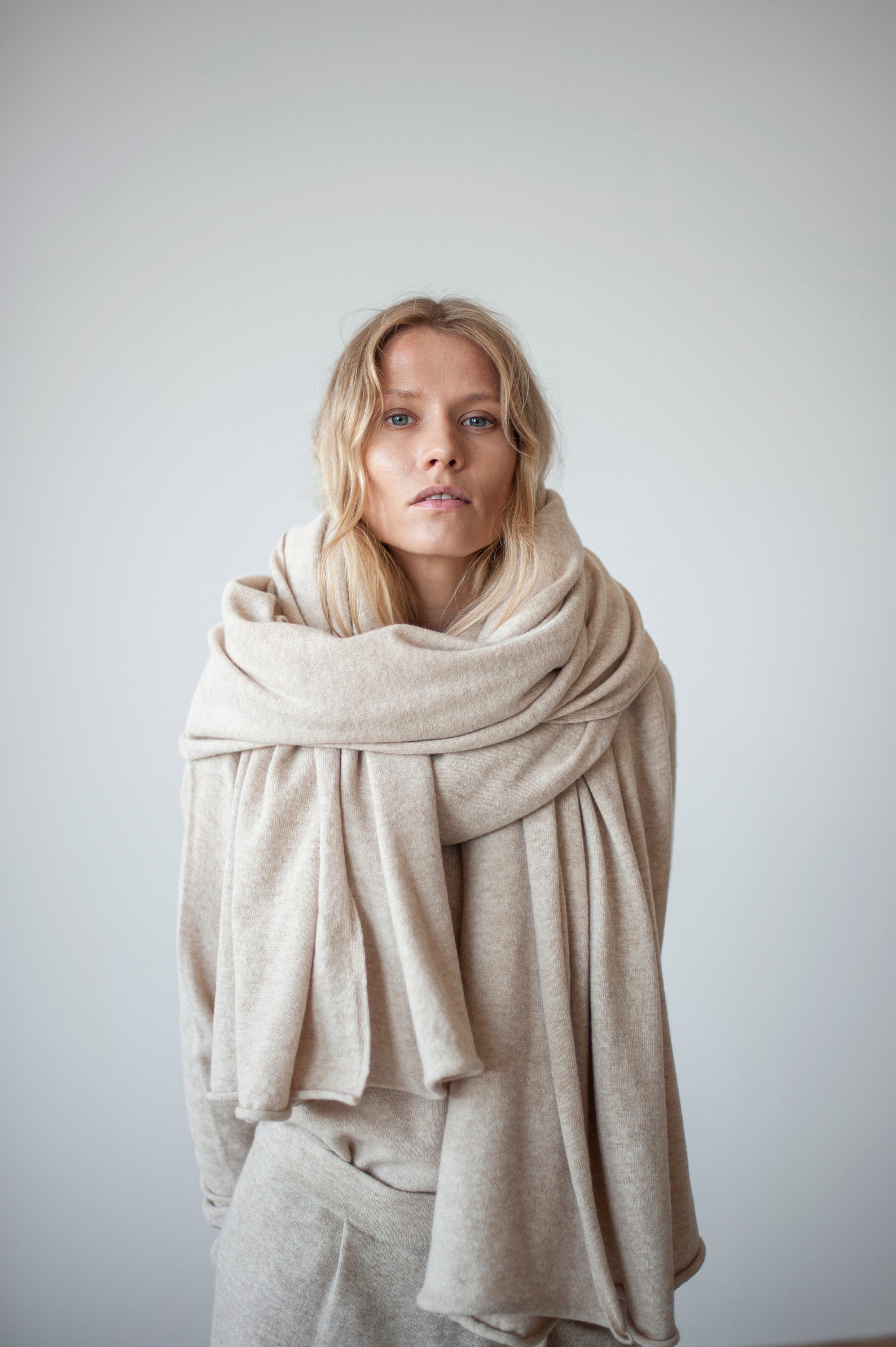 Adatti Il Rratto All'aperto Di Bella Donna Bionda Coperta In Sciarpa E Cappotto Di Pelle Di Pecora Fra I Salici Di Fioritura Del Image84391572