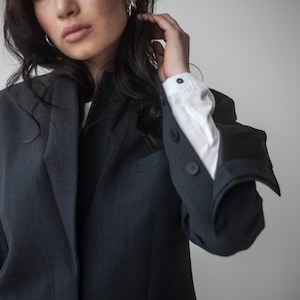 Blazer boyfriend, blazer minimalista, giacca boyfriend oversize, blazer in lana, blazer rilassato, giacca dal taglio rilassato, blazer monopetto immagine 6