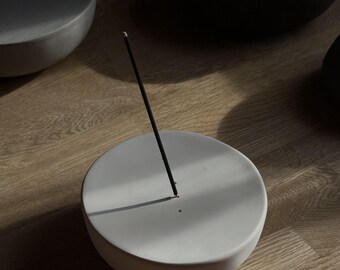 Weißer, funktionaler Räucherstäbchenhalter aus Steingut, Keramik