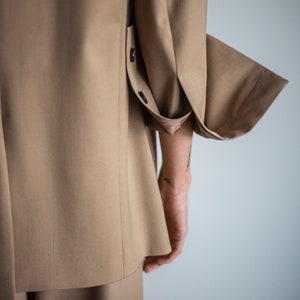 Blazer boyfriend, blazer minimalista, giacca boyfriend oversize, blazer in lana, blazer rilassato, giacca dal taglio rilassato, blazer monopetto immagine 10